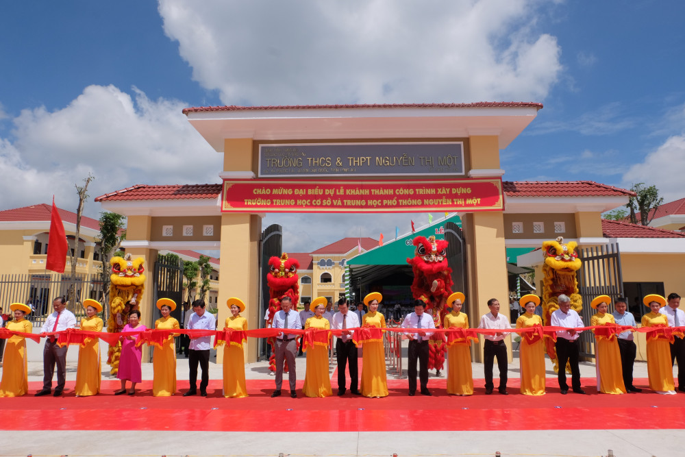 Đại biểu tham dự cắt băng khánh thành công trình xây dựng Trường THCS&THPT Nguyễn Thị Một 