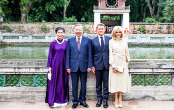Tổng thống Pháp Macron đánh trống sấm khi thăm Văn Miếu - Quốc Tử Giám cùng Tổng Bí thư Tô Lâm
