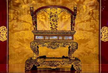 Ngai vàng triều Nguyễn bị phá hoại: Đừng để mất bò mới lo làm chuồng