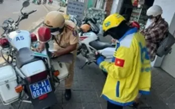 Đeo tai nghe để bản đồ chỉ đường khi lái xe máy có bị phạt?