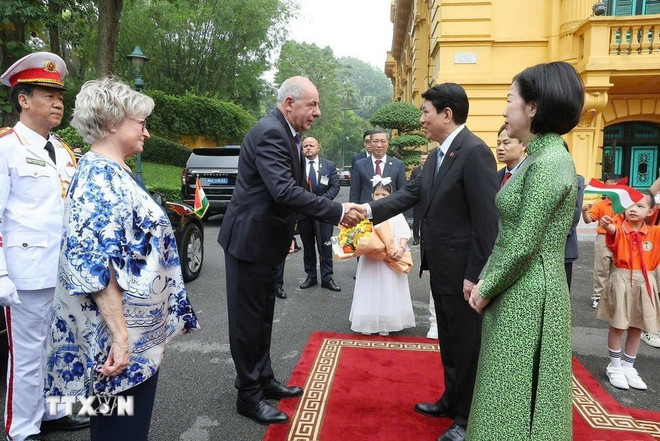 Official welcome ceremony held for Hungarian President in Hanoi