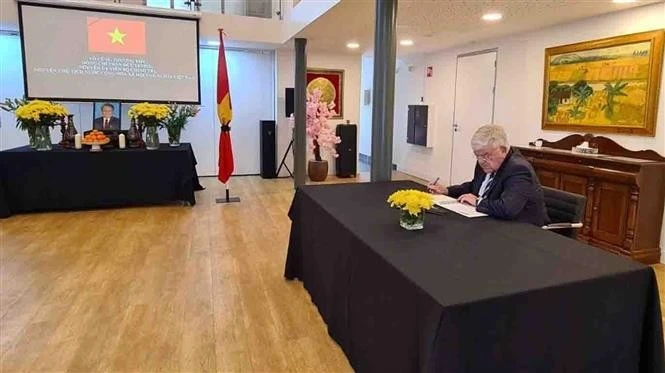 Vietnamese embassies hold memorial service for former President Tran Duc Luong