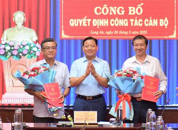 UBND tỉnh công bố quyết định nghỉ hưu cho cán bộ