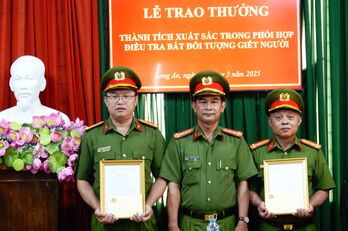 Thưởng nóng cho 2 tập thể có thành tích phối hợp bắt nhanh đối tượng giết người