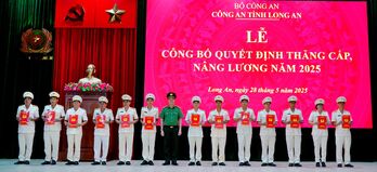 Công an tỉnh công bố quyết định thăng cấp, nâng lương