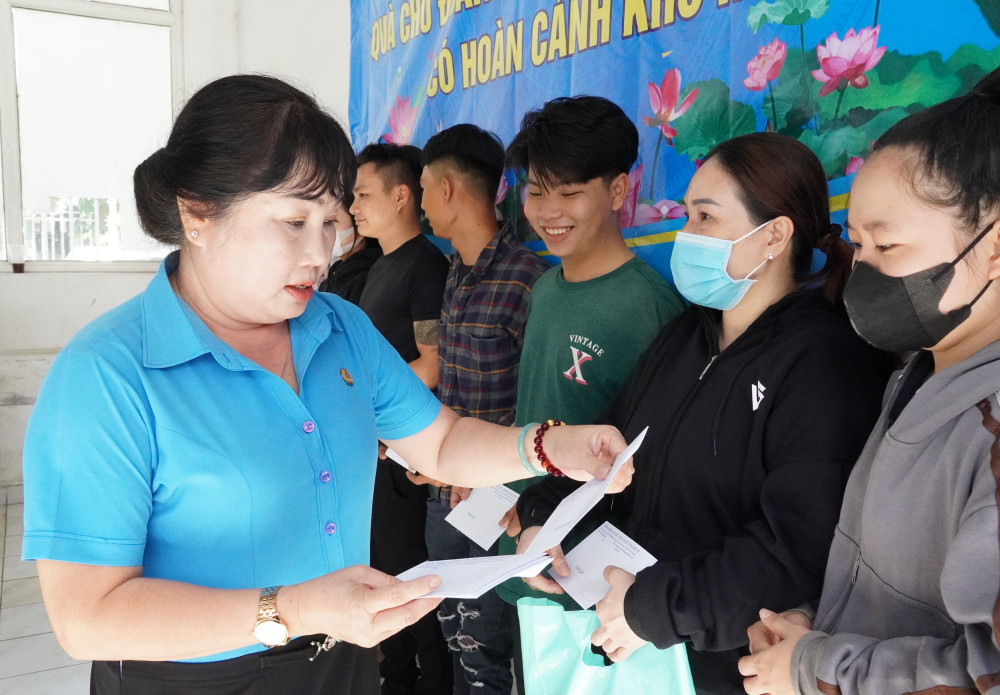Hướng về công nhân, lao động