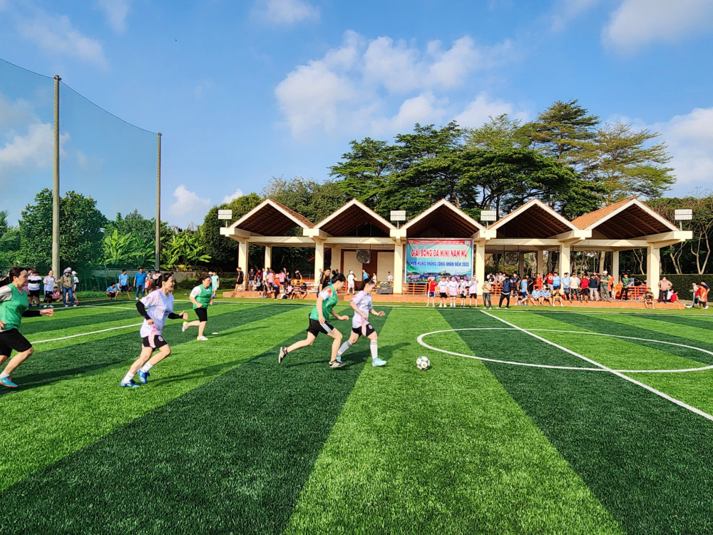 Hướng về công nhân, lao động