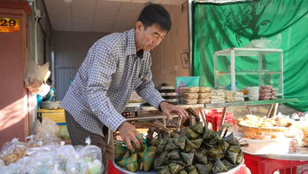 Sôi động thị trường thực phẩm, đồ cúng dịp Tết Đoan Ngọ