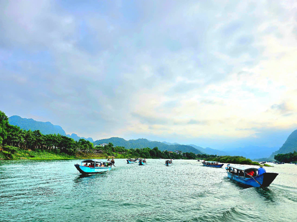 Khám phá vẻ đẹp thiên nhiên kỳ vĩ của Quảng Bình: Sông Son - Phong Nha: Khúc tình ca của đá và nước (Bài 2)