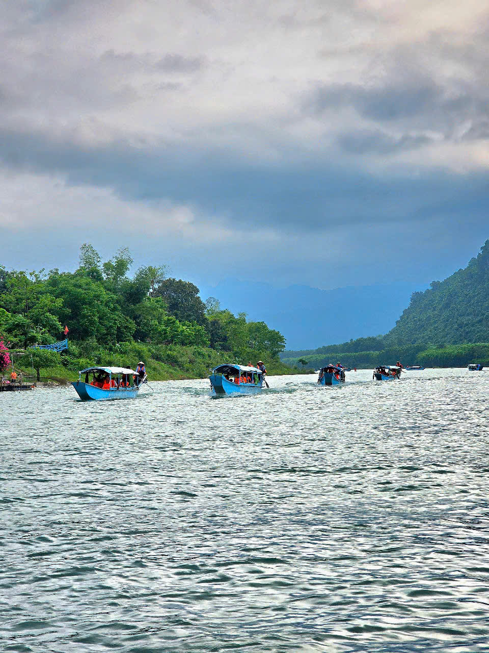 Khám phá vẻ đẹp thiên nhiên kỳ vĩ của Quảng Bình: Sông Son - Phong Nha: Khúc tình ca của đá và nước (Bài 2)