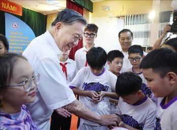 Tổng Bí thư Tô Lâm thăm, tặng quà học sinh trường Nguyễn Đình Chiểu và Xã Đàn