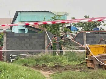 Sập hàng rào công ty khiến 2 bà cháu tử vong