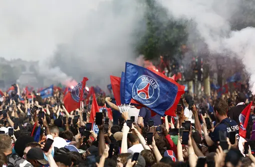 Ăn mừng vô địch Champions League thành bạo động, CĐV PSG chửi mắng Mbappe, Messi và Neymar Ăn mừng vô địch Champions League thành bạo động, CĐV PSG chửi mắng Mbappe, Messi và Neymar