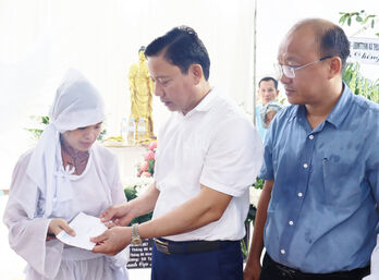 Thăm gia đình có người tử vong trong vụ sập hàng rào tại huyện Cần Giuộc