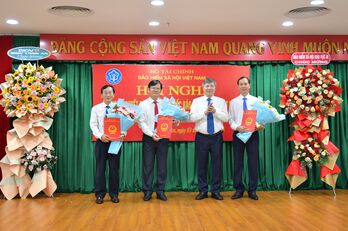 Trao quyết định bổ nhiệm Ban Giám đốc Bảo hiểm xã hội khu vực 29 Long An - Tây Ninh