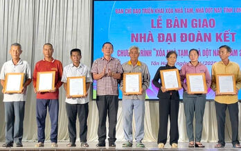Tân Hưng: Trao tặng 36 căn nhà Đại đoàn kết