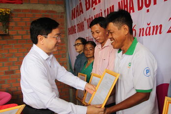 Bí thư Tỉnh ủy Long An – Nguyễn Văn Quyết dự trao nhà Đại đoàn kết tại huyện Thủ Thừa