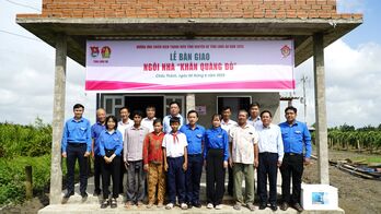 Trao nhà Khăn quàng đỏ cho học sinh có hoàn cảnh khó khăn