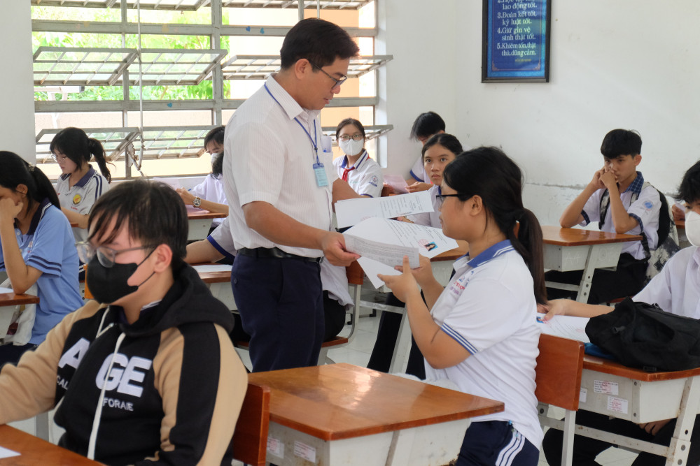 Thí sinh nhận phiếu dự thi và nghe sinh hoạt quy chế thi