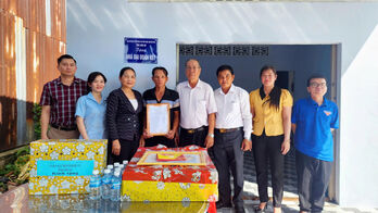Bàn giao 10 căn nhà Đại đoàn kết tại thị xã Kiến Tường
