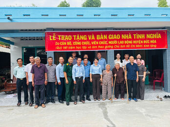 Đức Hòa - Trao nhà tình nghĩa từ kinh phí thực hành tiết kiệm theo gương Bác