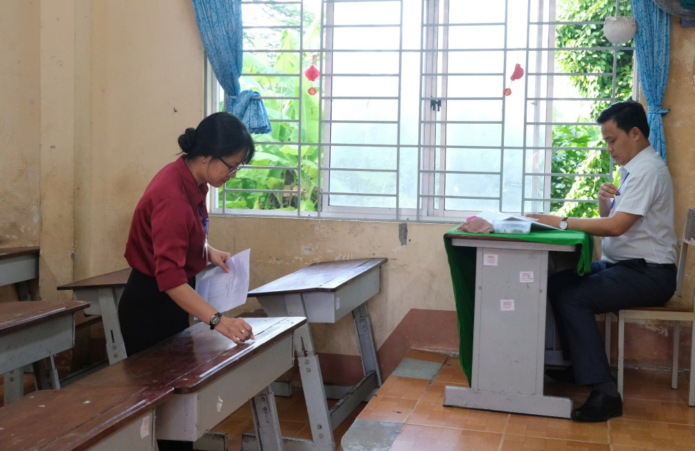 Cán bộ coi thi cẩn thận ghi số báo danh, hoàn tất các khâu chuẩn bị, đảm bảo kỳ thi diễn ra đúng quy định