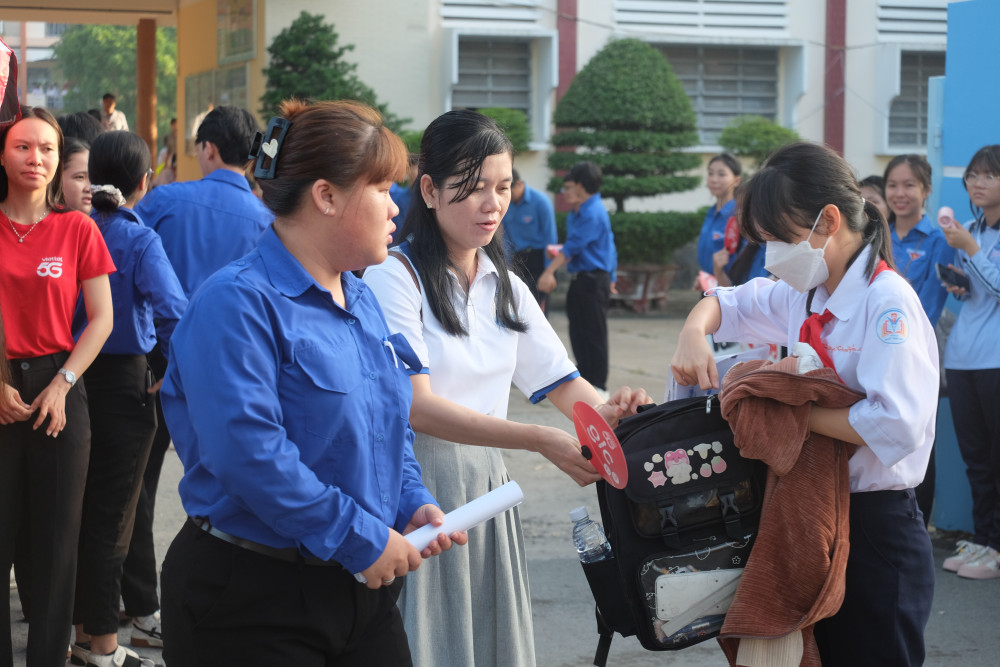 Đoàn viên, thanh niên hỗ trợ thí sinh cất giữ đồ 