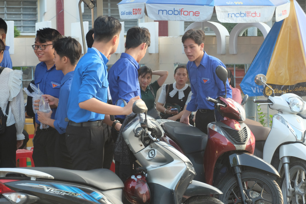 Đoàn viên, thanh niên hỗ trợ sắp xếp xe máy, bảo đảm trật tự tại các hội đồng thi