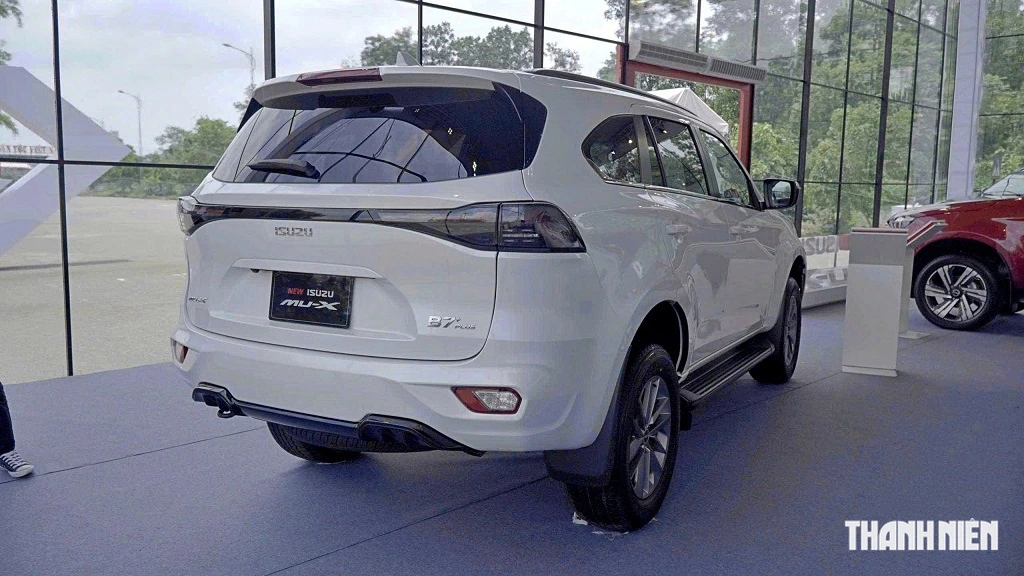 Isuzu mu-X 2025 giá từ 928 triệu đồng, đổi thiết kế quyết 'đấu' Ford Everest