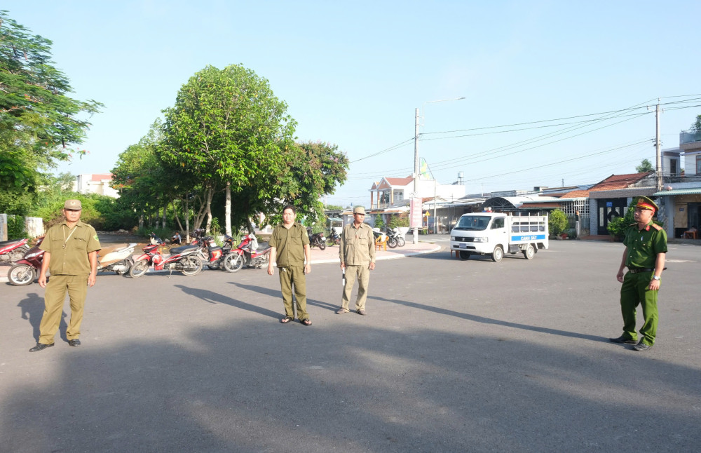 Lực lượng công an túc trực từ sáng sớm, phân luồng giao thông, bảo đảm trật tự trước cổng trường