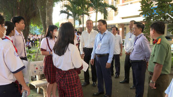 Phó Chủ tịch UBND tỉnh - Phạm Tấn Hòa kiểm tra công tác tổ chức Kỳ thi tuyển sinh vào lớp 10