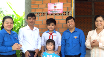 Trao ngôi nhà Khăn quàng đỏ cho học sinh có hoàn cảnh khó khăn