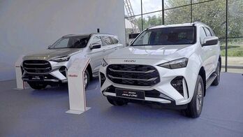 Isuzu mu-X 2025 giá từ 928 triệu đồng, đổi thiết kế quyết 'đấu' Ford Everest