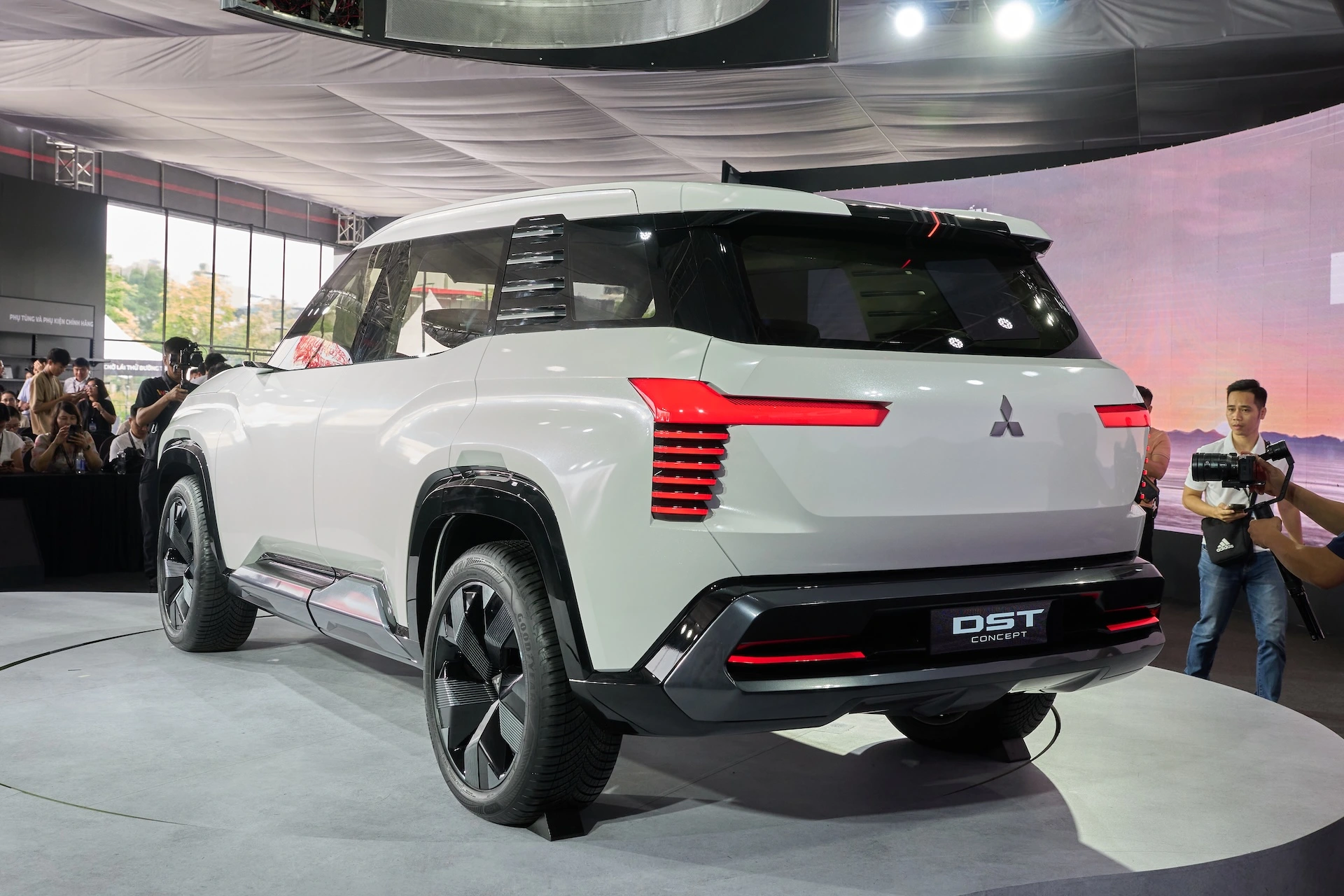 Mitsubishi 'nhá hàng' thị trường Việt Nam xe SUV 7 chỗ mới