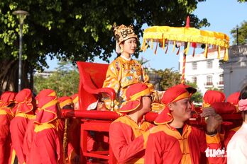 Cố đô Huế rực sắc với cả ngàn bộ cổ phục Việt diễu phố