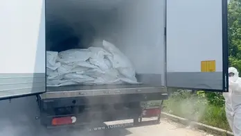Thi thể binh sĩ Ukraine xếp lớp trong xe thùng đông lạnh chờ trao trả ở biên giới
