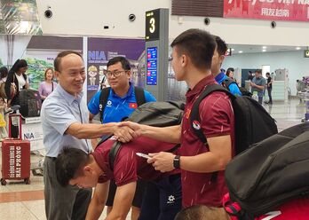 Tuyển Việt Nam được chào đón khi về nước sau trận thua đậm Malaysia