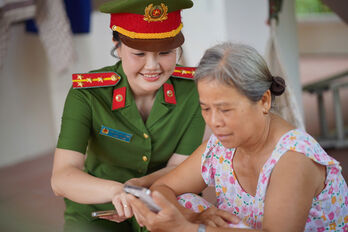 Nữ cán bộ công an bám sát cơ sở