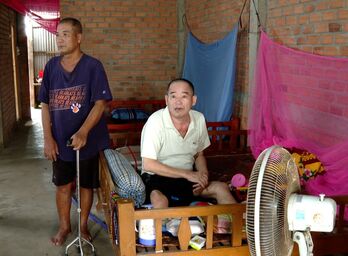 Xót xa cảnh 2 anh em đều bệnh tật