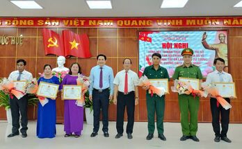 Đức Huệ - Khen thưởng 6 tập thể và 15 cá nhân có thành tích trong học tập và làm theo gương Bác