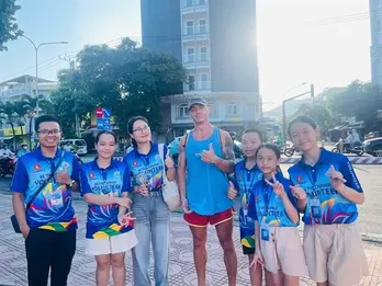 Young volunteers guide tourists in Nha Trang