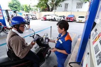 Giá xăng dầu hôm nay 13/6: Xăng trong nước tăng sát mốc 21.000 đồng/lít