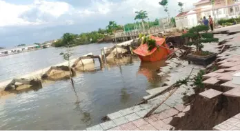 Sạt lở tại Cà Mau, miếu Ông Hổ rơi xuống sông