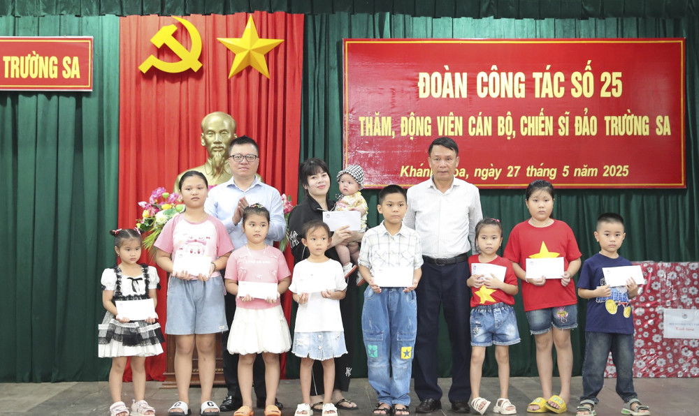 Hành trình đặc biệt của 100 nhà báo nơi đầu sóng