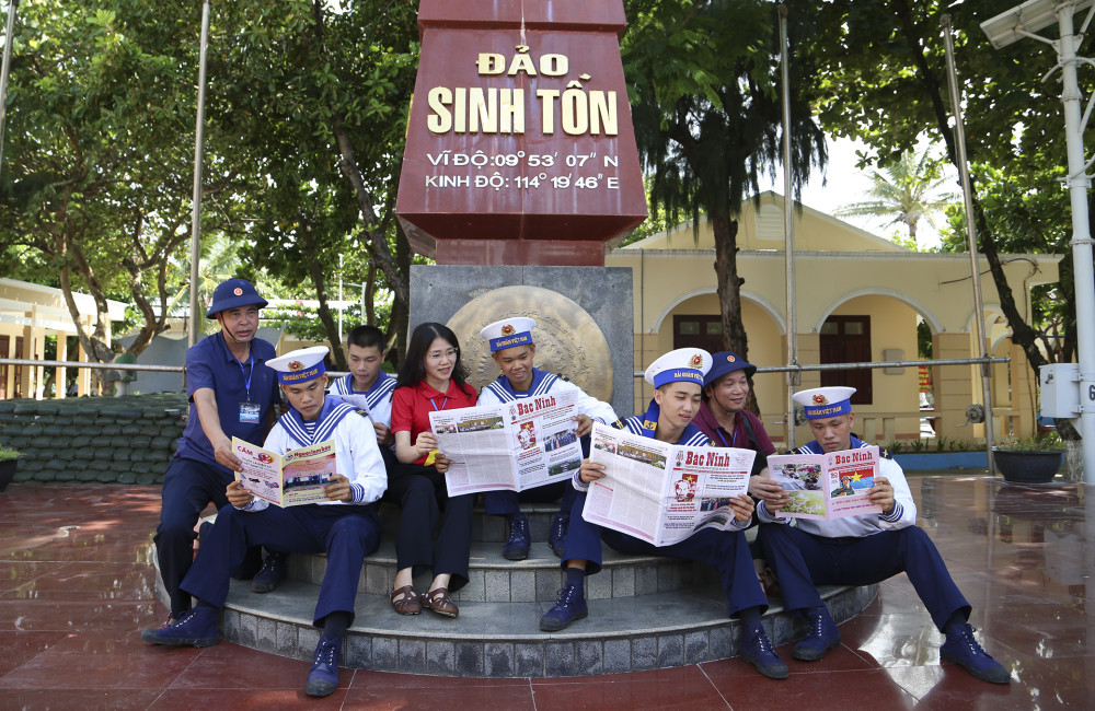Hành trình đặc biệt của 100 nhà báo nơi đầu sóng