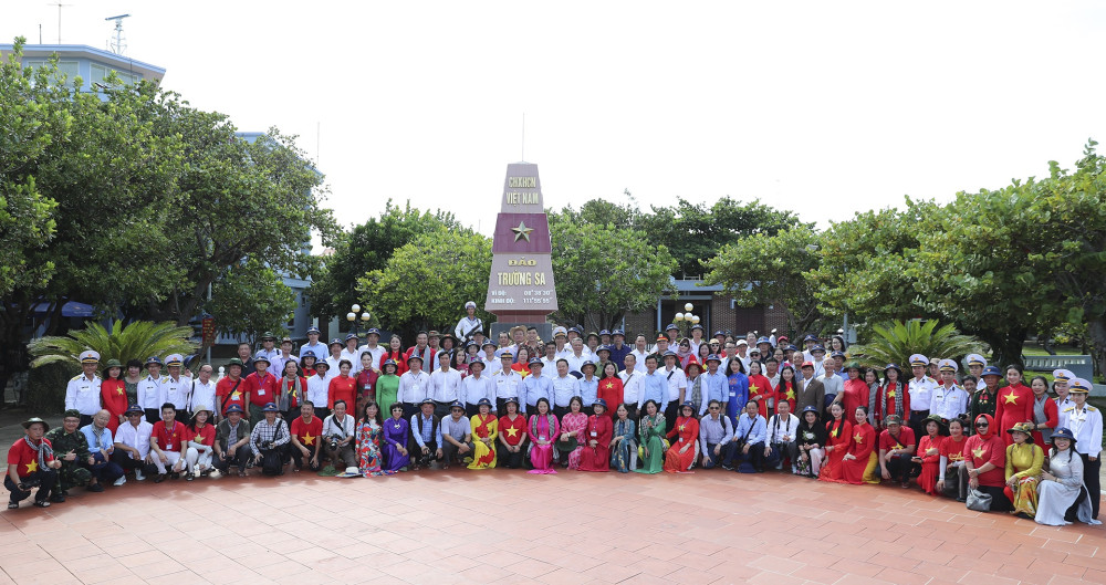 Hành trình đặc biệt của 100 nhà báo nơi đầu sóng