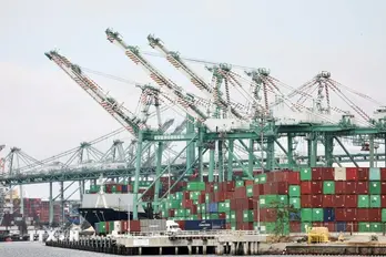 Ngành vận tải biển và chuỗi cung ứng toàn cầu đối mặt với cuộc đua né thuế quan