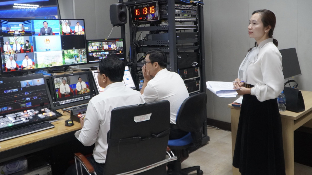 Phía sau chương trình truyền hình trực tiếp