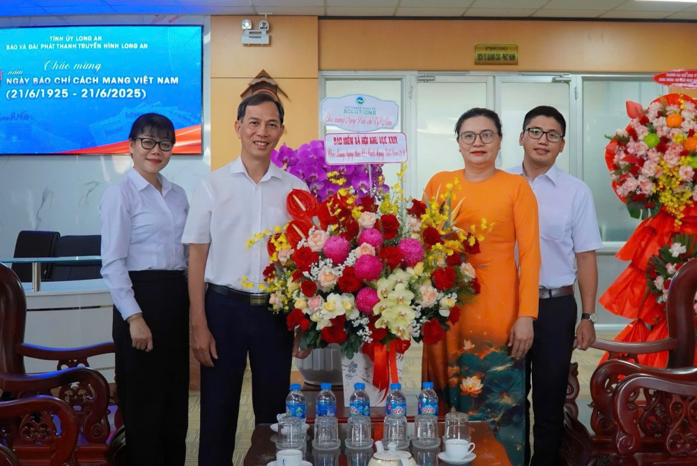 Các cơ quan, đơn vị đến thăm, chúc mừng Báo và Đài Phát thanh Truyền hình Long An nhân dịp 21/6