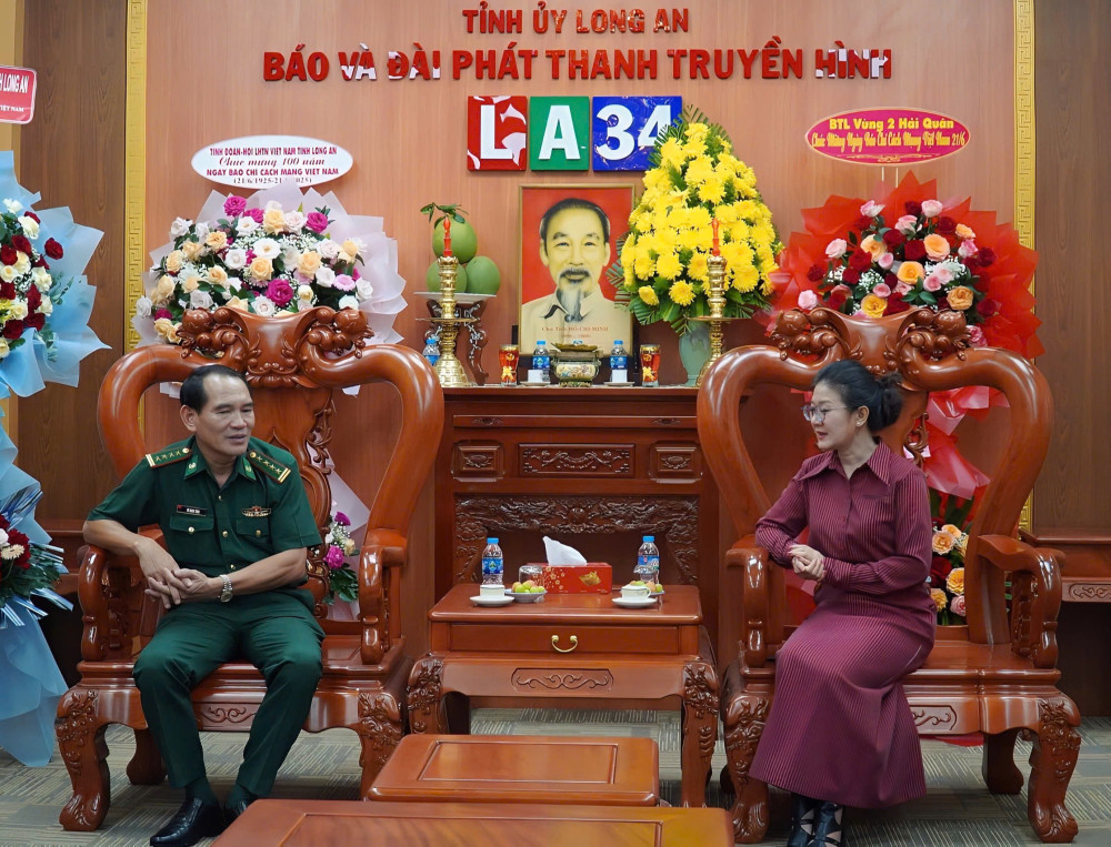 Các cơ quan, đơn vị đến thăm, chúc mừng Báo và Đài Phát thanh Truyền hình Long An nhân dịp 21/6